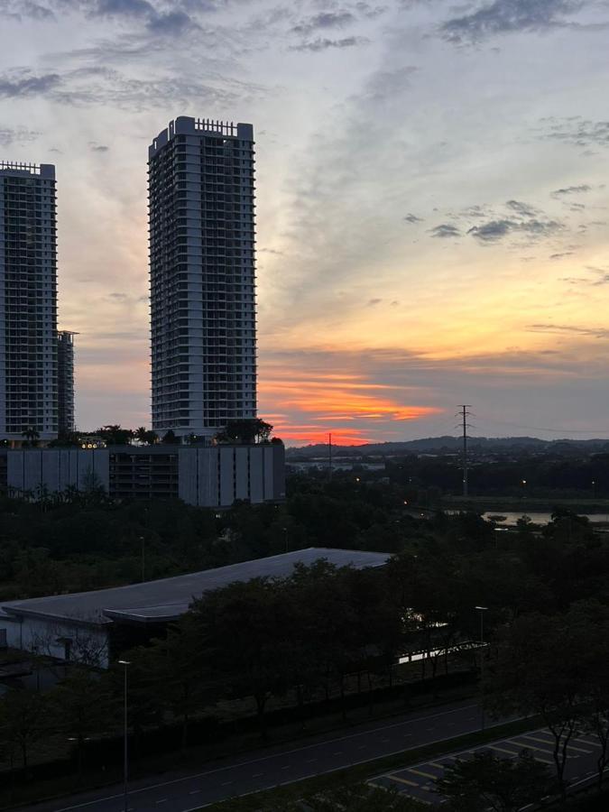 D Bunga 1 Moslim Homestay Pool View Legoland Nusajaya Nusajaya  Kültér fotó