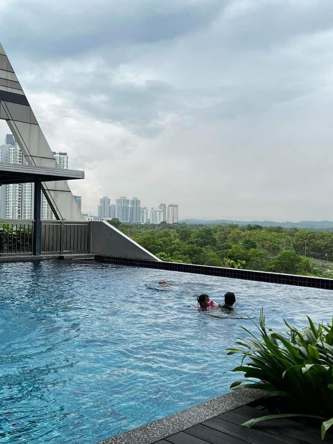 D Bunga 1 Moslim Homestay Pool View Legoland Nusajaya Nusajaya  Kültér fotó