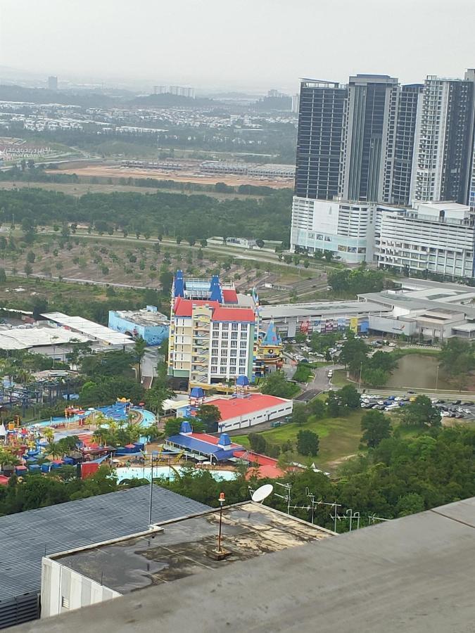 D Bunga 1 Moslim Homestay Pool View Legoland Nusajaya Nusajaya  Kültér fotó